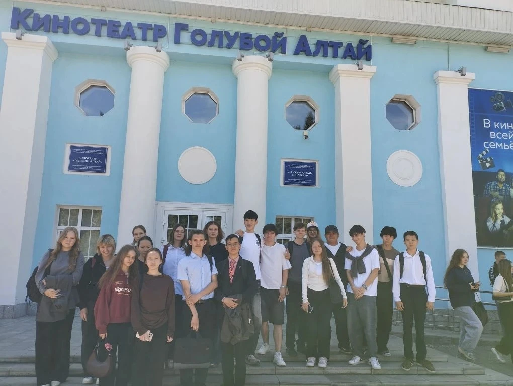 В последнюю неделю учебного года 234 группа посмотрели в кинотеатре «Голубой Алтай» фильм "Джулур: М