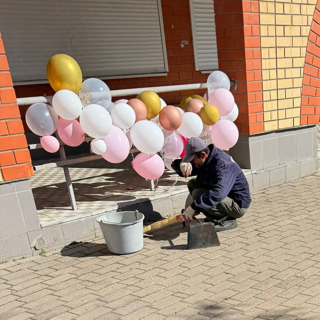 НАУКОГРАД берите пример с лучших. Дворник методично прочищает брусчатку от травы и мусора. 
🌱🪏
MAX