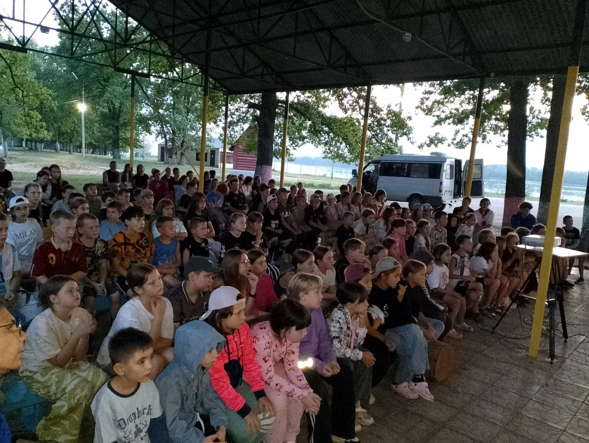 🌞 ВЫЕЗДНЫЕ ПОКАЗЫ ОБЛАСТНОГО КИНОВИДЕОЦЕНТРА ПРОДОЛЖАЮТ РАДОВАТЬ РЕБЯТ В ЛЕТНИХ ОЗДОРОВИТЕЛЬНЫХ ЛАГ