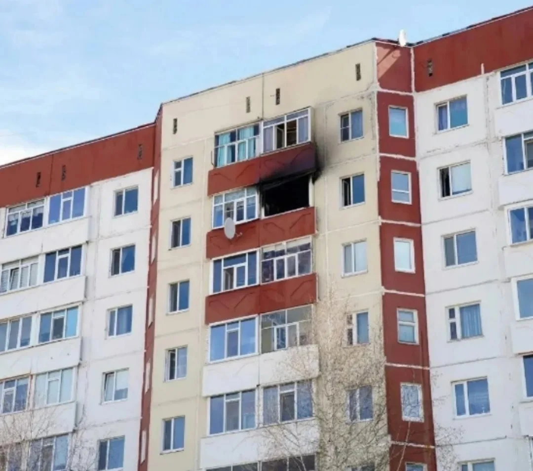 🔥 В Лангепасе в результате пожара в многоквартирном доме пострадал мужчина.  Пожарные выехали на ули