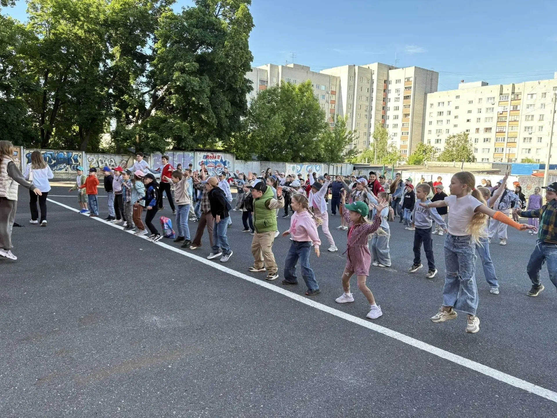 Первый день работы в лагере был посвящен Дню защиты детей. День начался с торжественной линейки. Осн