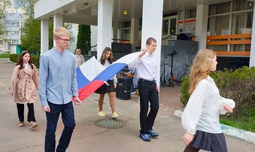 Прекрасным майским утром наша школа встретила неделю торжественно!   🇷🇺  Наши ученики приняли участи