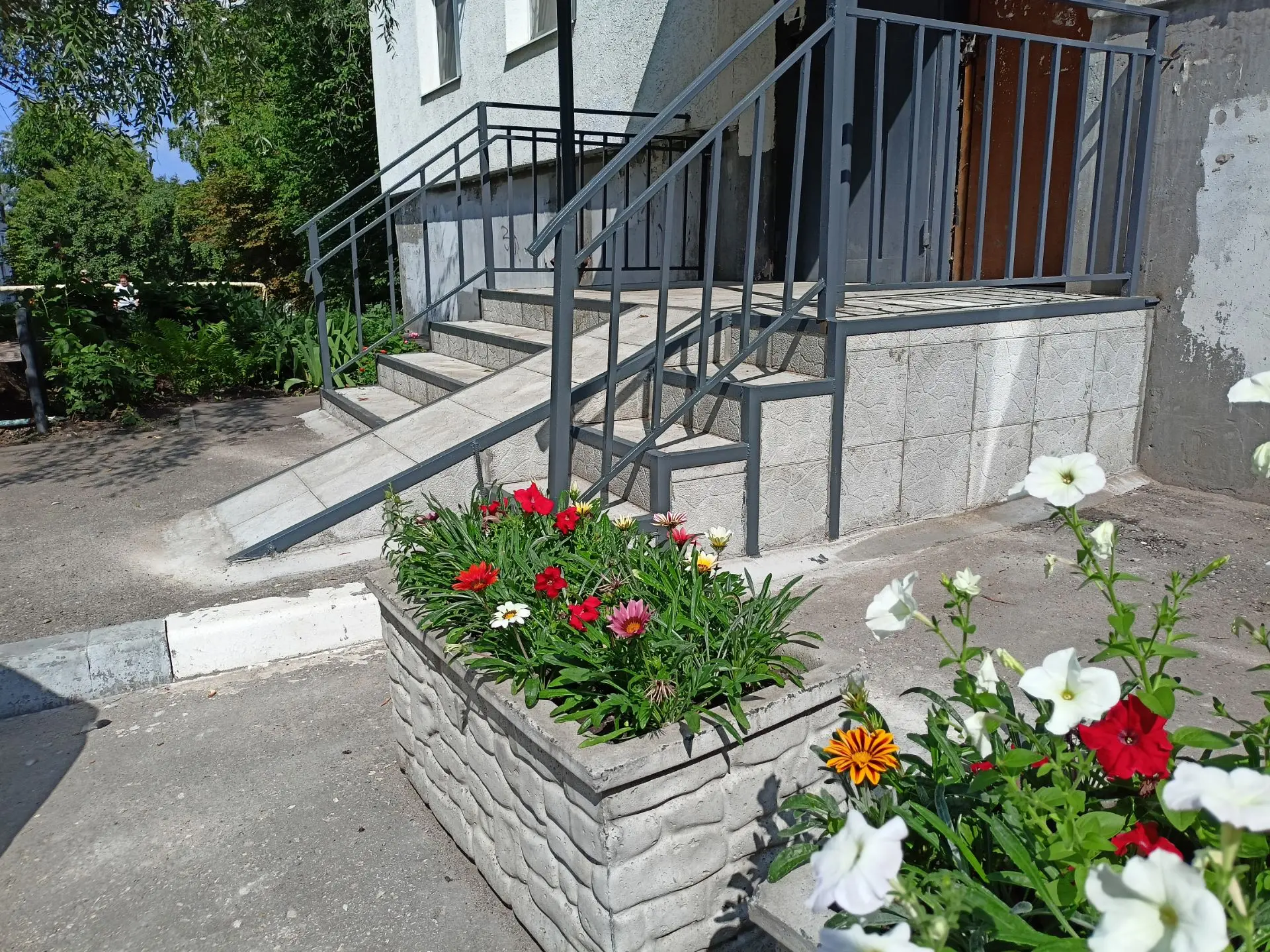 Дзержинского, 38в - ремонт крылец у 1,2,3 подъездов.  Сезонные работы продолжаются.