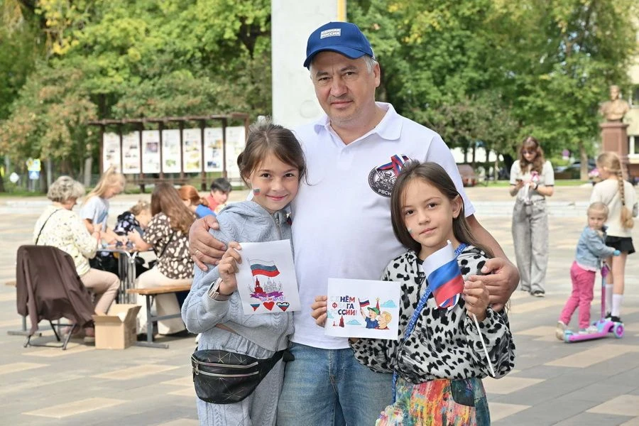 К Дню Государственного флага Российской Федерации сотрудники  «Компаса» организовали и ...
