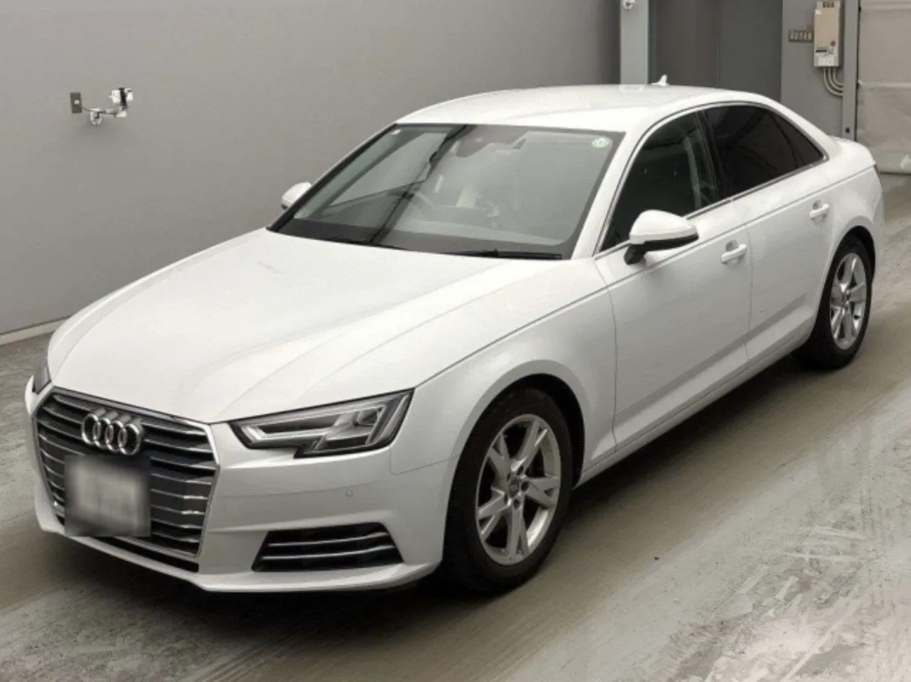 AUDI A4 

Автомобиль из Японии 🇯🇵

✅2017 год 
✅Пробег 43.000 км
✅Бензин 1.400 см3.  (150 л.с.) РКП