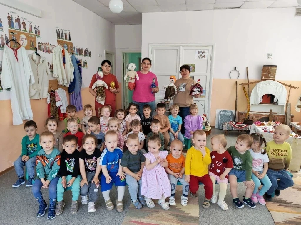 Сегодня логопед Ляна Михайловна, инструктор по физической культуре Оксана Андреевна и в...