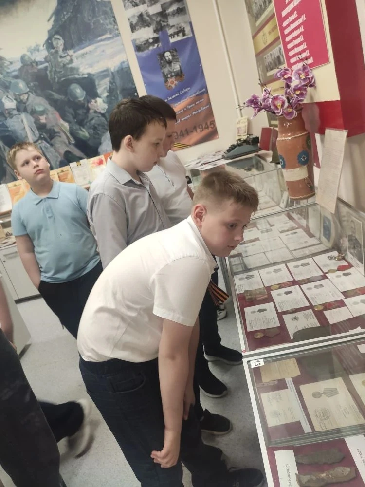 Школьный народный музей  " Боевой славы"  МБОУ  СОШ 14 уже не первый раз посещают ребята 4"А" класса