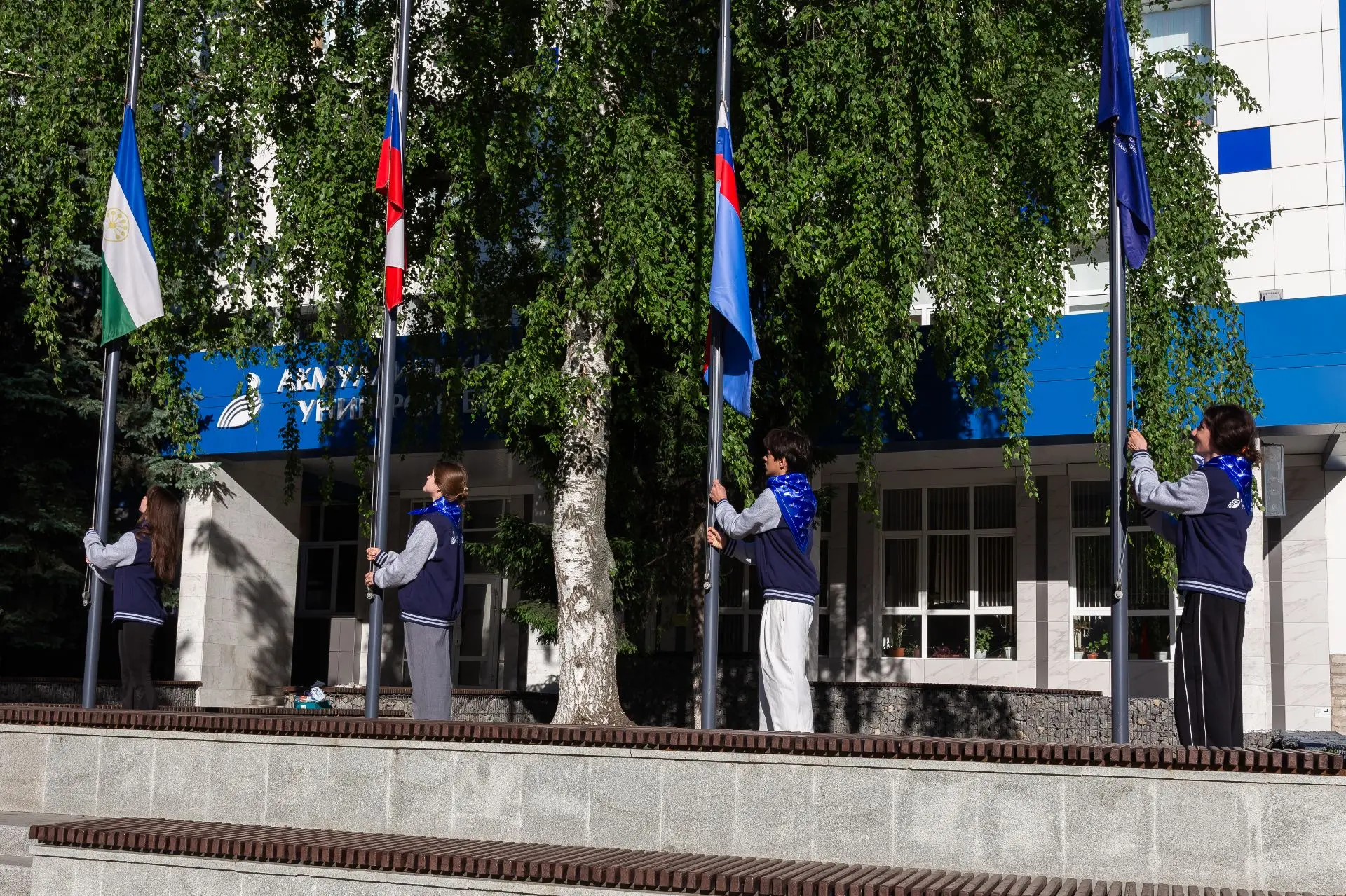 🇷🇺 Студенты ИИПСГО подняли флаги перед Акмуллинским университетом  25 мая в Акмуллинском университет