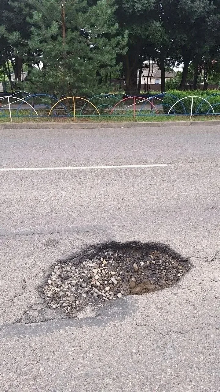 ⚠️В Михайловске на ул.Ишкова 103 образовалась опасная выбоина на дороге.