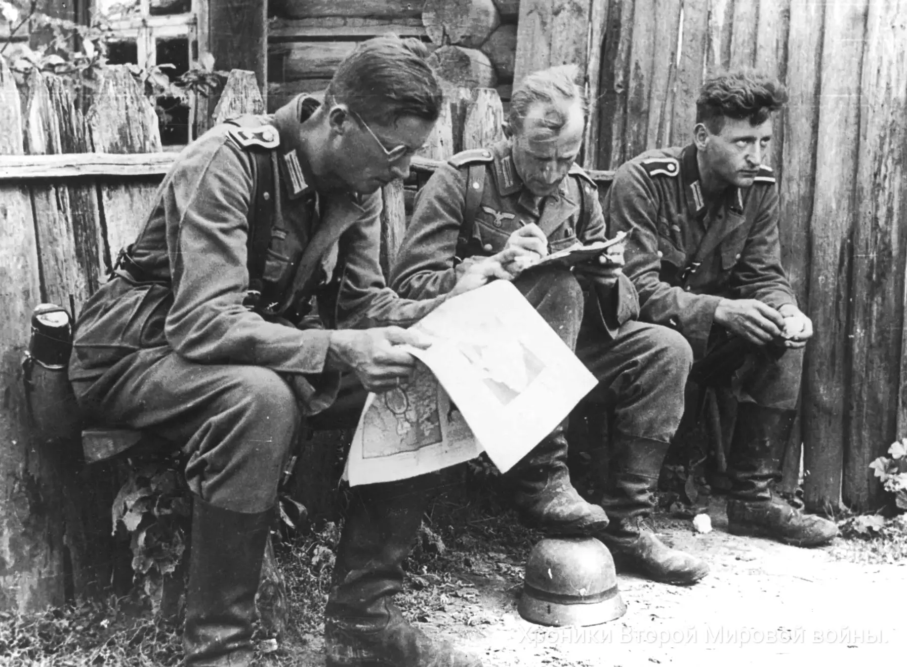 Сентябрь 1941 года. У деревенской постройки на оккупированной территории Советского Сою...