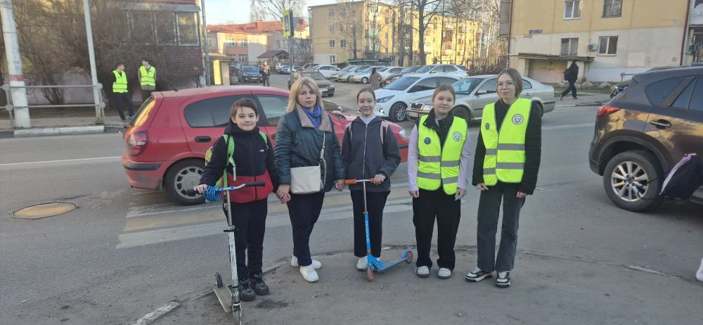 🌞 Утро в нашей школе началось с безопасности!  Сегодня активисты отряда ЮИД «Светофор» не просто при