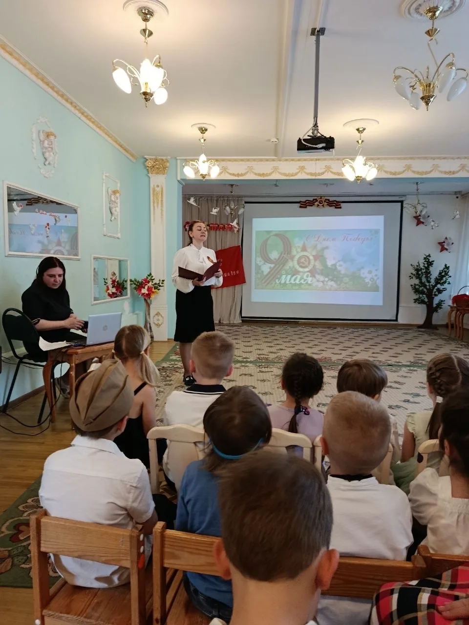 🎗️ День Победы в Корпусе 5: танец под «Синий платочек» и минута молчания  В группах 13, 14, 20, 21 п