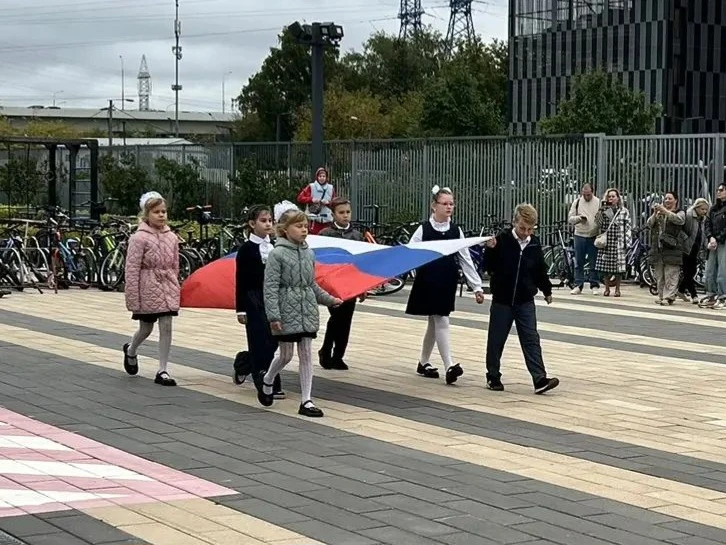 Право поднять флаг: чествуем лучших учеников школы