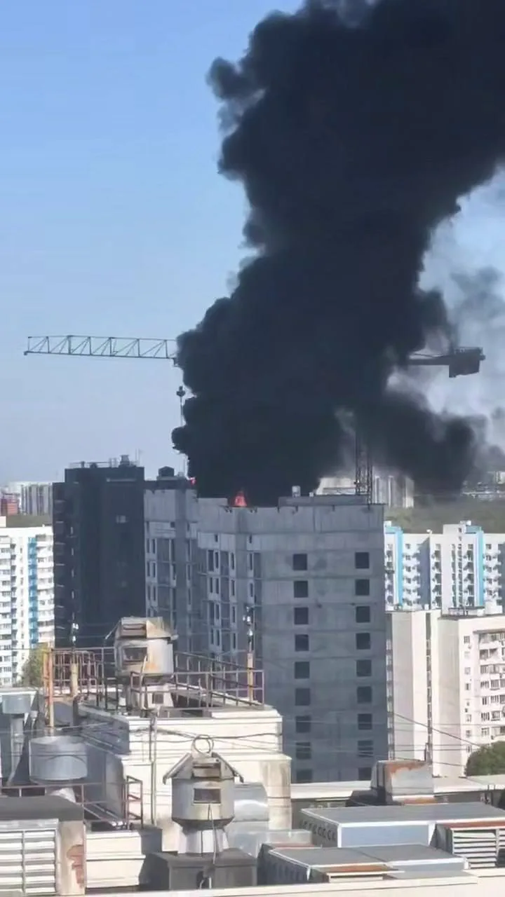 Рабочих эвакуируют из-за сильного пожара на стройке в Москве. С крыши новостройки подни...