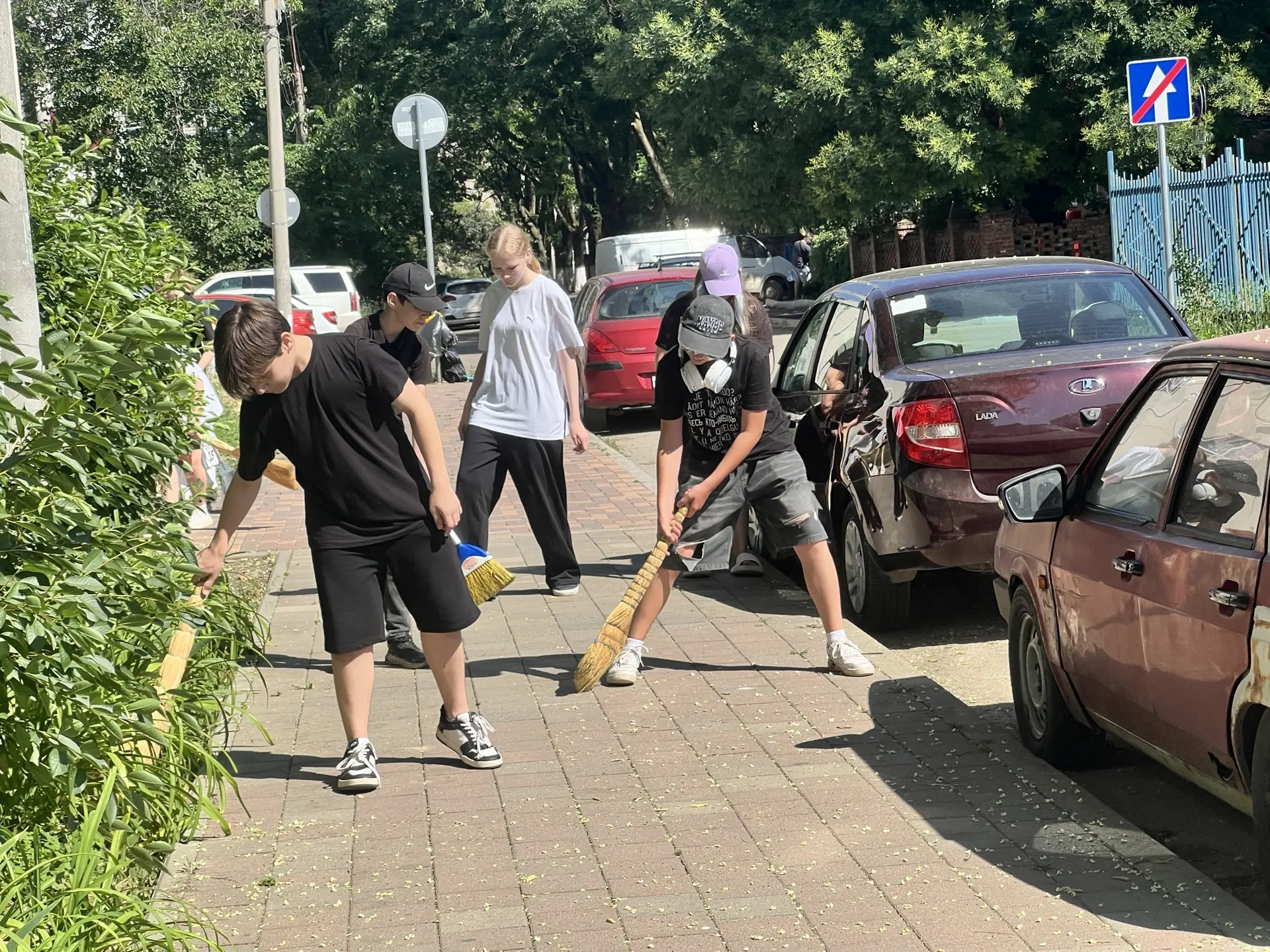 ☀️Летняя трудовая площадка нашей школы — это пространство для полезных дел. Сегодня обучающиеся 7 «Ж
