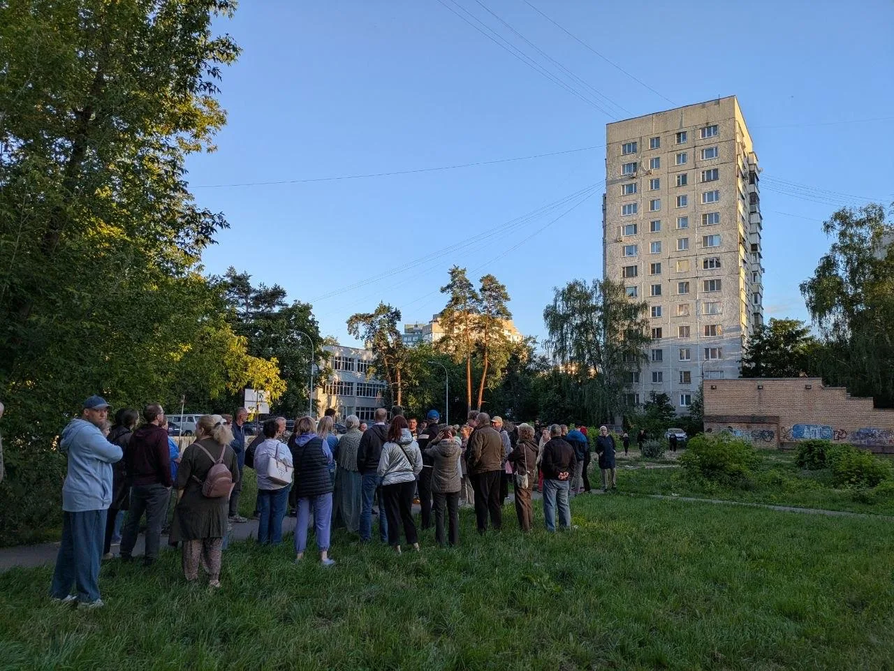🌳 Жители встали на защиту 60 деревьев от вырубки под 17-этажку