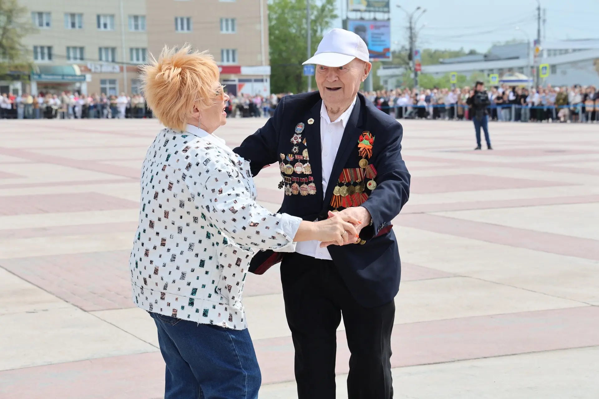 В Каменске-Уральском прошли Парад наследников Победы и шествие «Бессмертного полка»  9 мая на площад