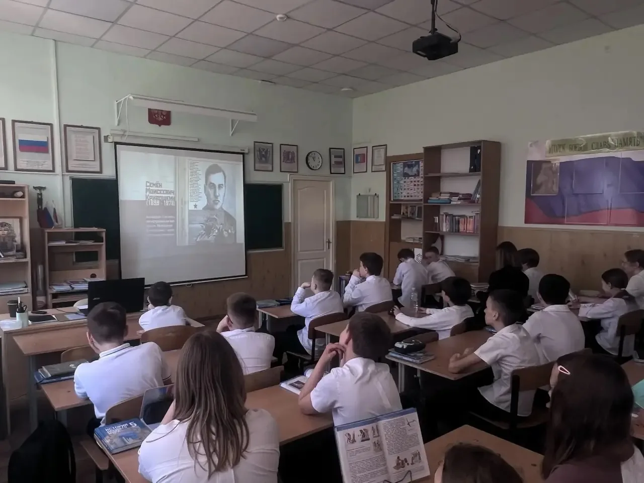 В преддверии праздника Великой Победы в нашей школе проходит кинопоказ фильма «Штурм Берлина» в рамк