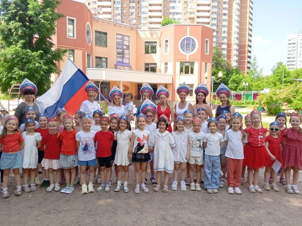 🥳 Дошколята поздравляют всех с Днём России!

📍Дошкольное отделение

#ДОНМ #школа1514 #РоссияМояРод