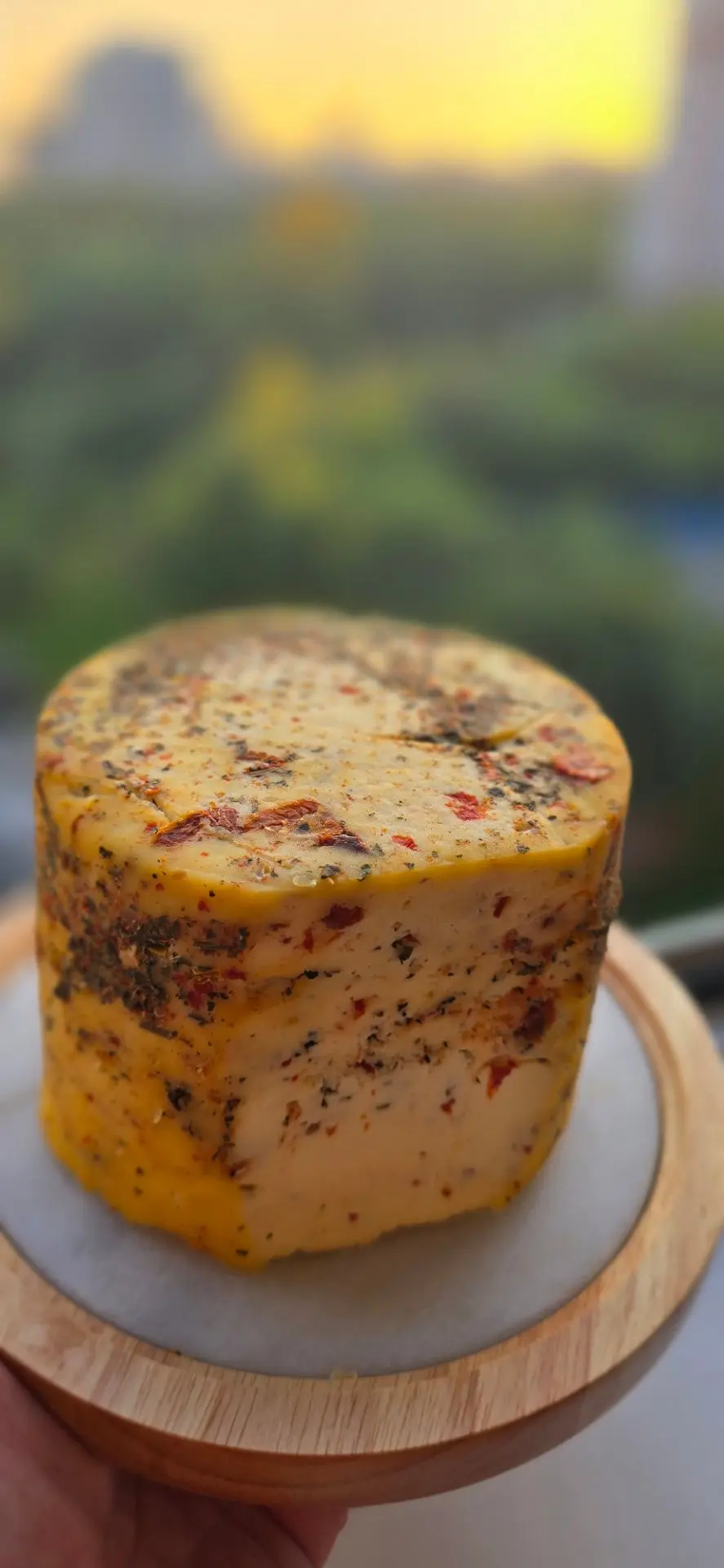 Очередной домашний сыр 🧀 с вялеными томатами и базиликом был опробован с друзьями на в...