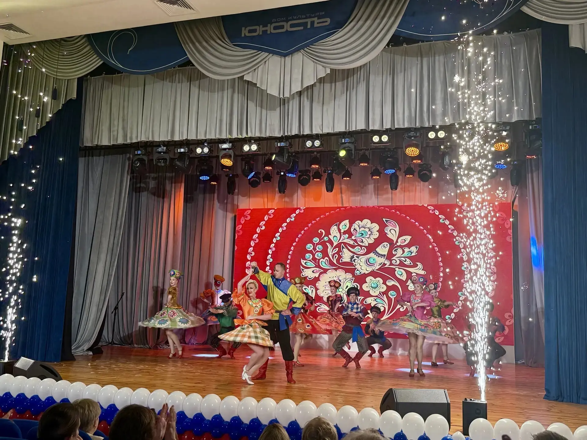 🤍❤️💙🎶 Величальная Россия: в День России в Доме культуры "Юность" прошла большая праздничная прогр