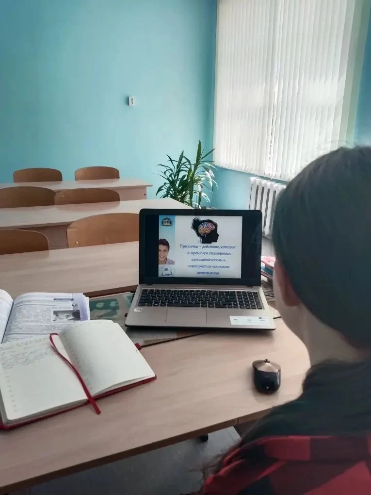 В 6 классе в рамках акции «Внимание, подросток!» учащиеся посмотрели видео о вредных пр...