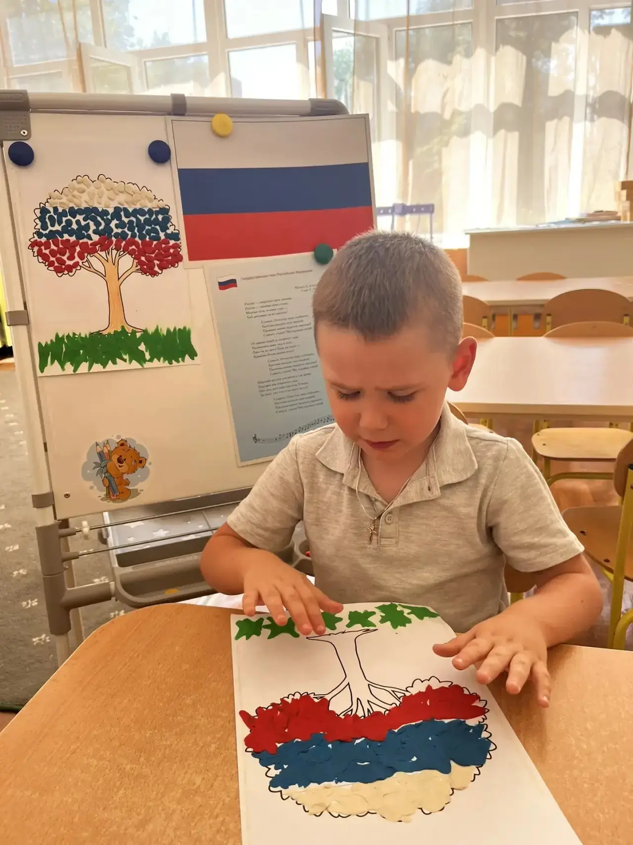 Сегодня мы провели беседу о триколоре — дети узнали, что означают его цвета. 🗣️ Затем ...