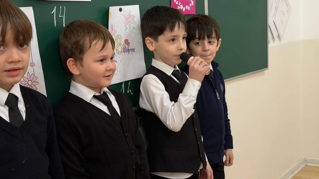 Обучающиеся 1б класса  присоединились к акции "Букет для мамы".