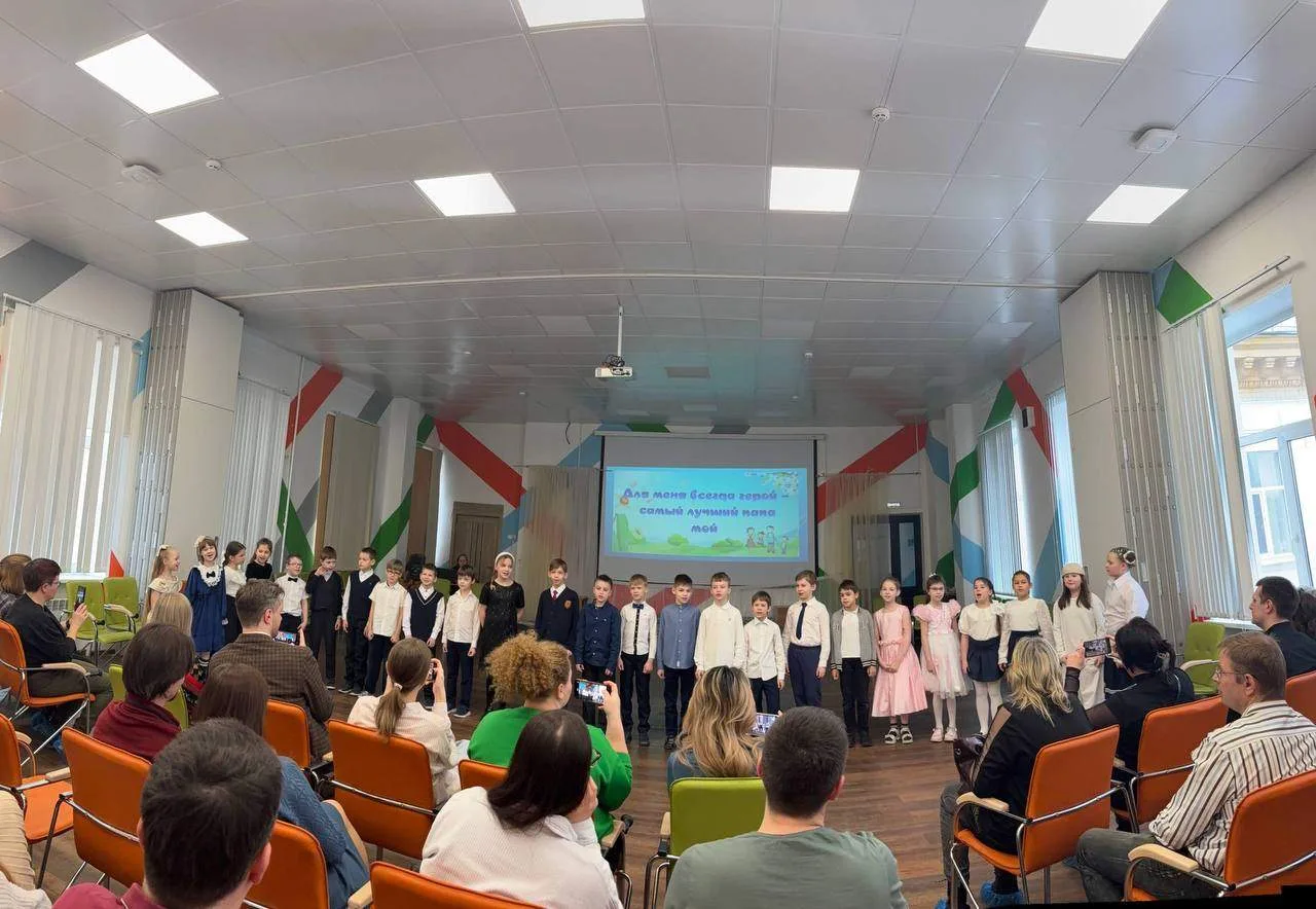☺️ Праздничное поздравление от учащихся 2 "Д"  В актовом зале состоялось праздничное поздравление от