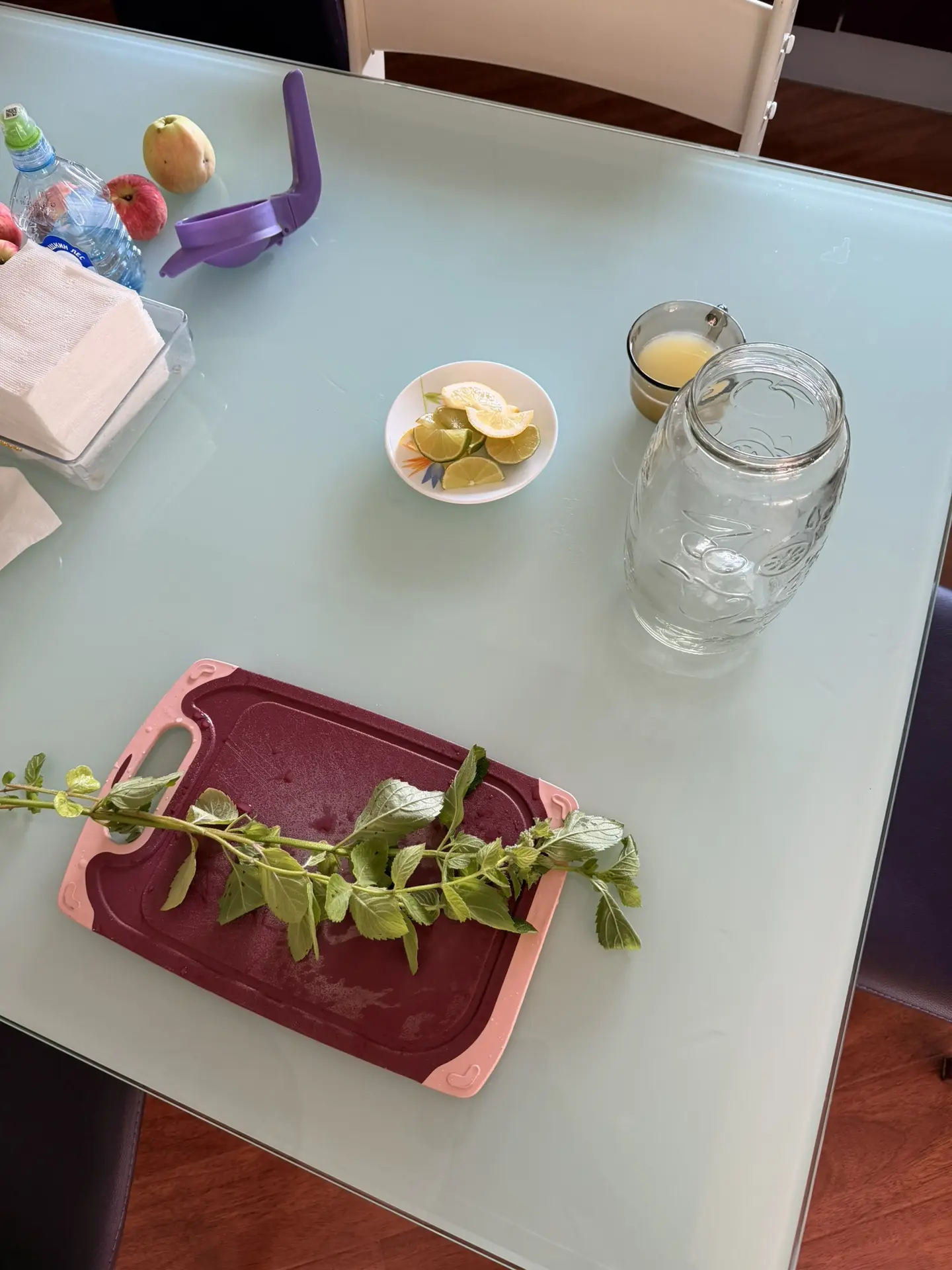 Сегодня решили приготовить безалкогольный мохито🍹

Получилось очень вкусно🔥
Хорошо, пока все не вы
