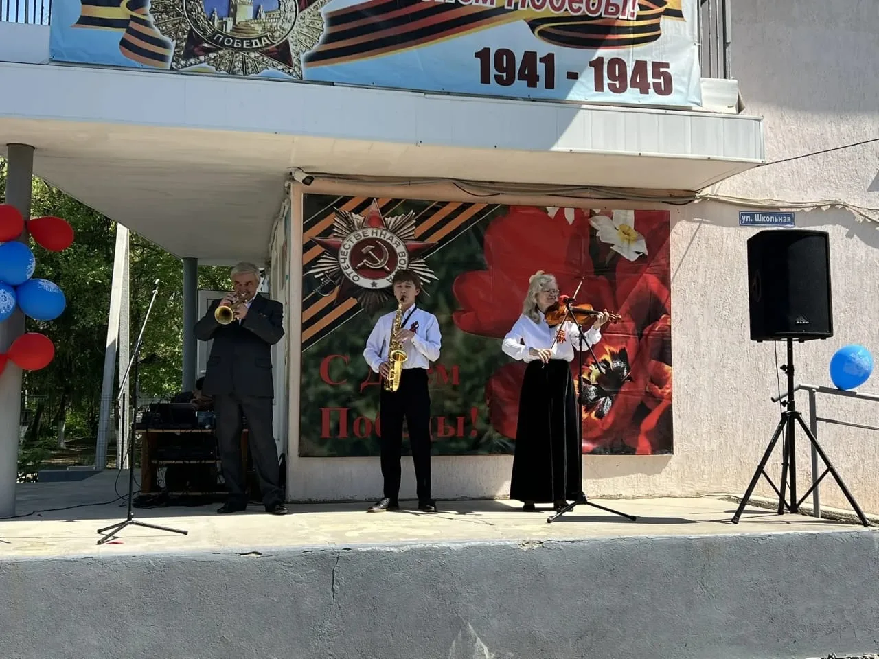 Праздничные концерты, посвящённые празднованию 9 Мая, прошли на площади Дома культуры посёлка Новый 