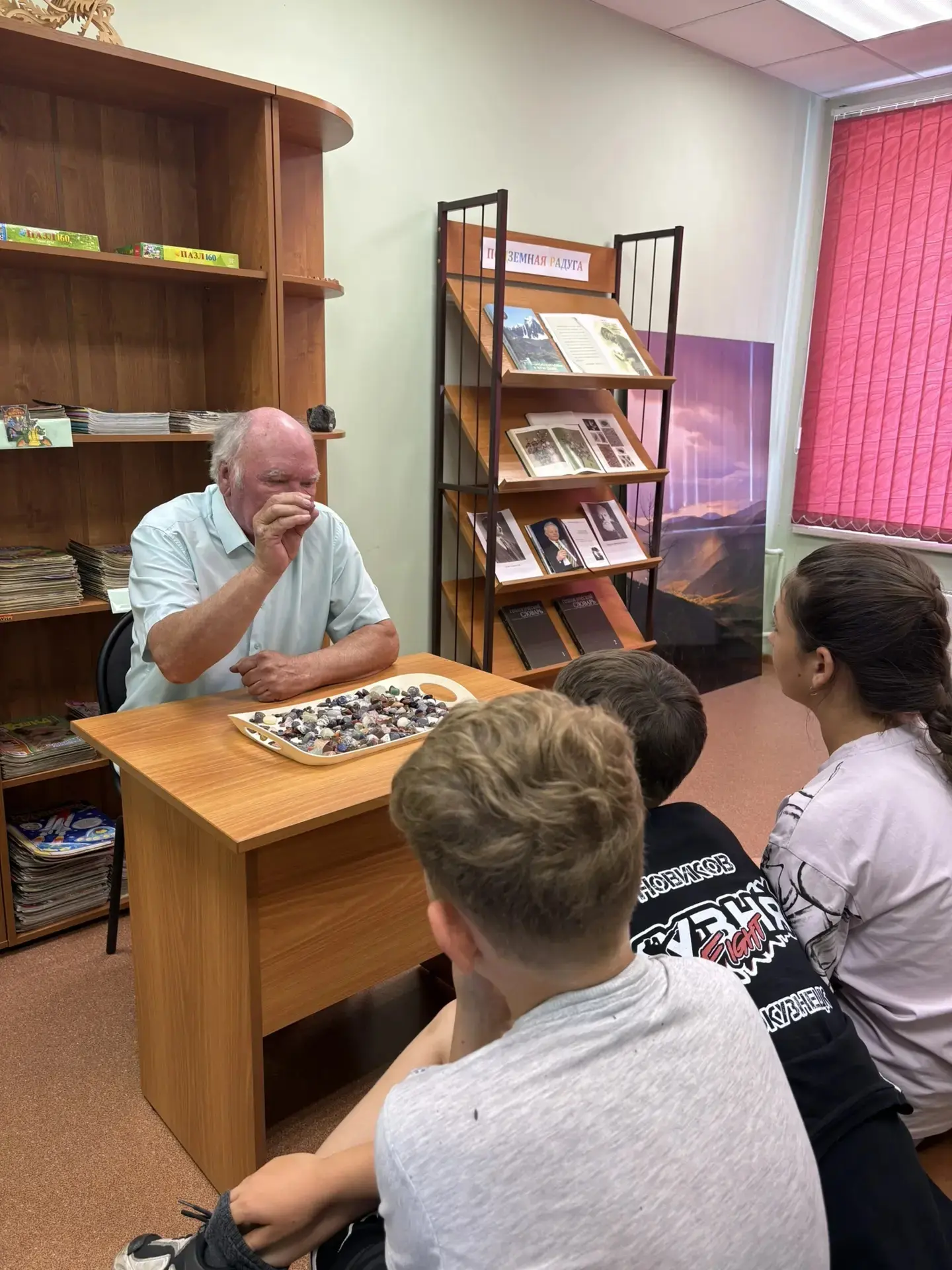 📚В нашей сельской библиотеке произошло настоящее маленькое чудо: к ребятам пришёл настоящий геолог,