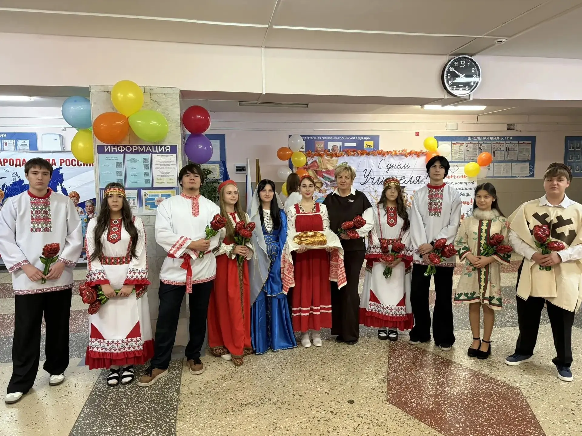 🇷🇺 В День учителя обучающиеся Совета Первых устроили учителям особенный сюрприз! 🌸