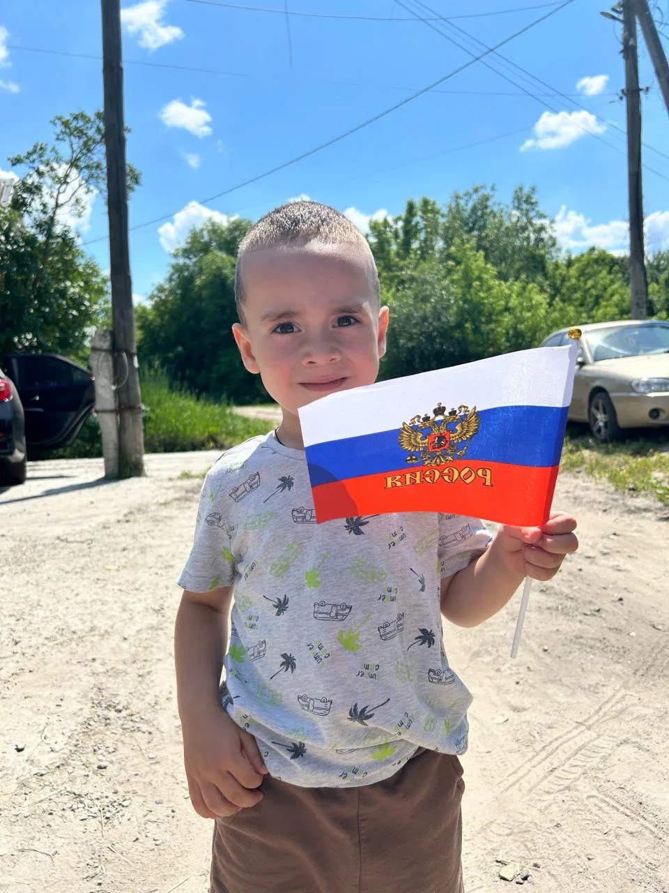 Воспитанник из группы "Ромашка" Пашаев Самир принимает участие в акции #ФлагиРоссии