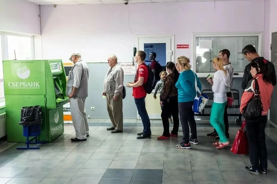 💸 Россияне массово выносят деньги из банков! 595 млpд pублeй зa мecяц зaбpaли нaличκοй cο cчётοв — 
