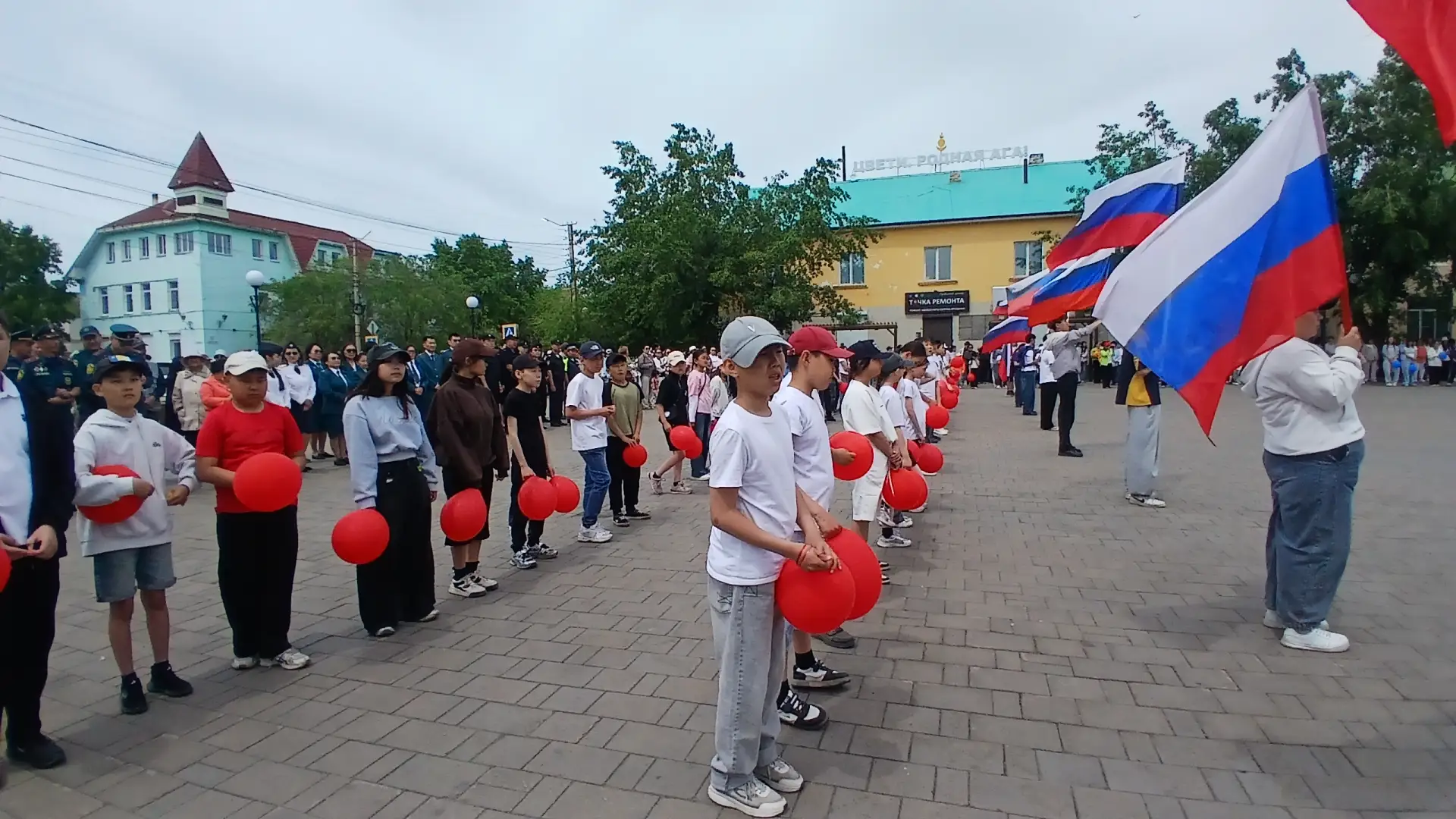 Родина моя – великая Россия. На центральной площади поселка Агинское прошла праздничная программа, п