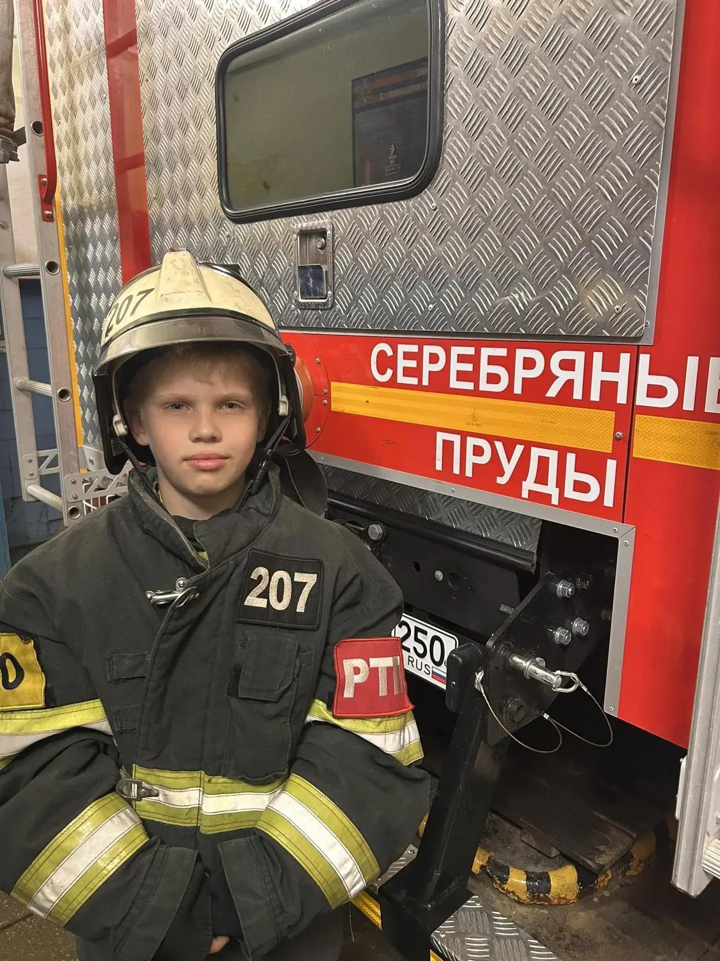 Сотрудники «Мособлпожспаса» провели день открытых дверей для детей из летнего лагеря в Серебряных Пр