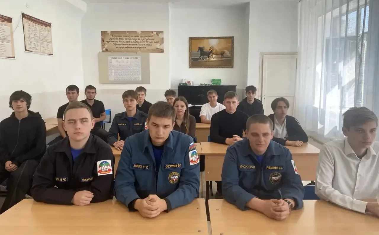 Торжественная линейка поднятия флагов в честь новой учебной недели прошла 18 мая 2026 года в Медного