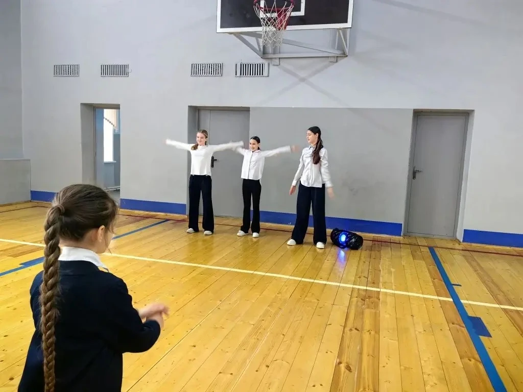 ✨ Заряд бодрости и отличного настроения на весь день! ✨  Сегодняшнюю утреннюю зарядку для нас провел