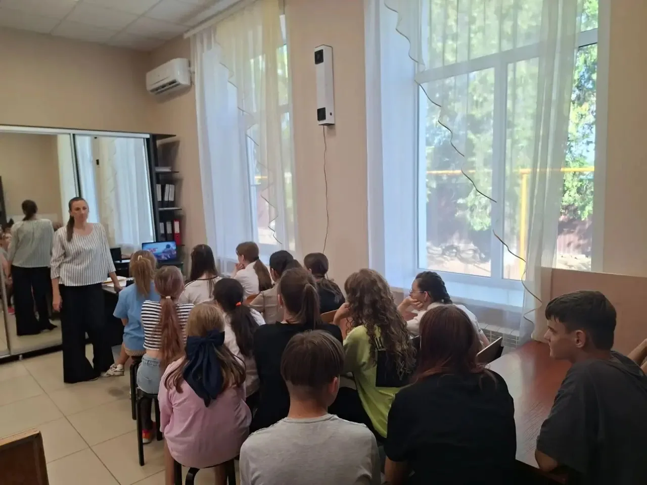 2 сентября в Детской художественной школе станицы новопокровской прошёл урок мужества п...