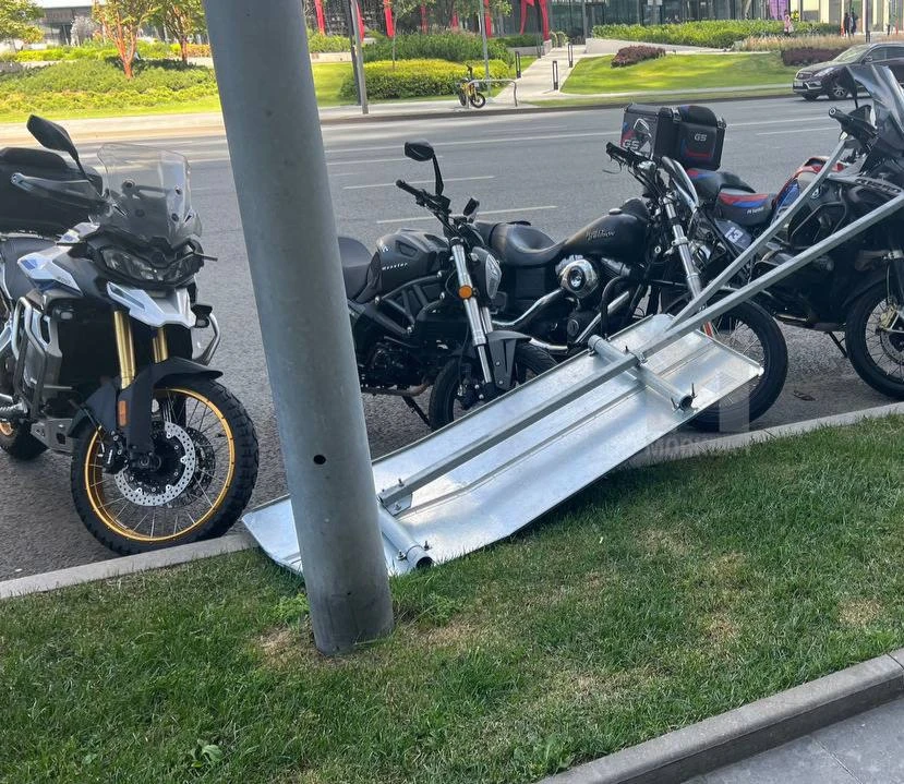 😳В Москве и Подмосковье из-за сильного ветра падают деревья и дорожные знаки.