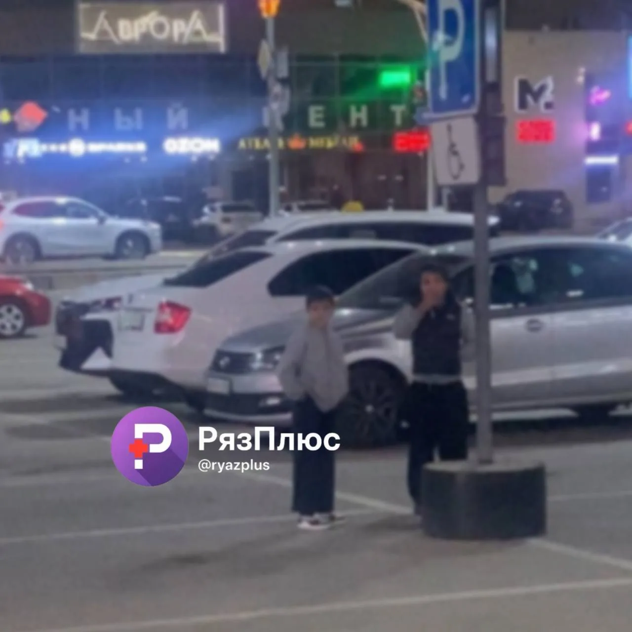 👮‍♂️ В Рязани полиция задержала подростка, провоцировавшего конфликт у торгового центра.