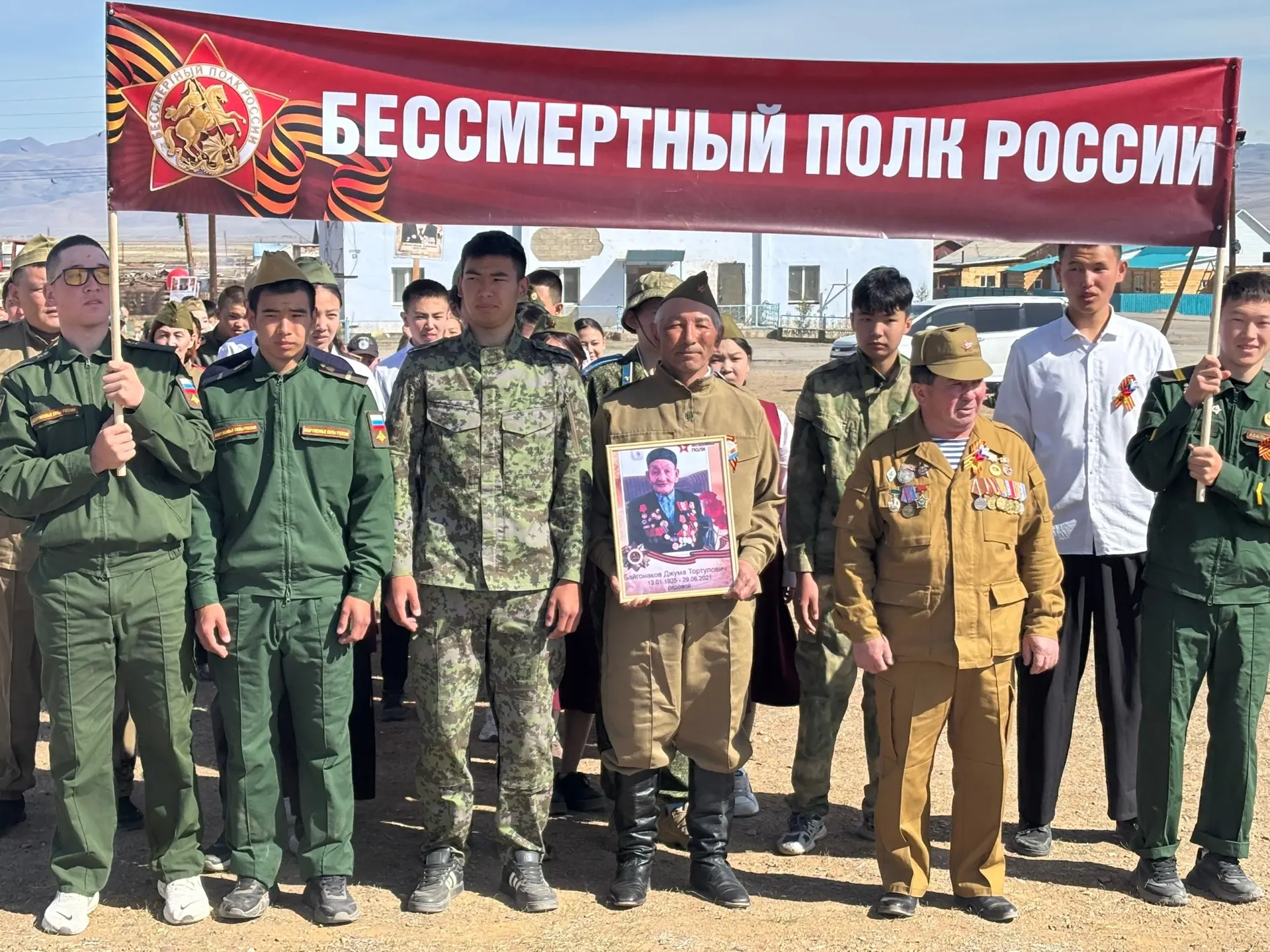 🇷🇺В школе состоялся  акция «Бессмертный полк»