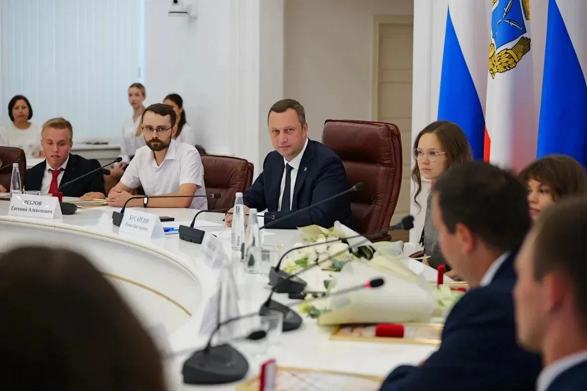 🔸 Губернатор Роман Бусаргин встретился с лауреатами областной молодежной премии имени ...