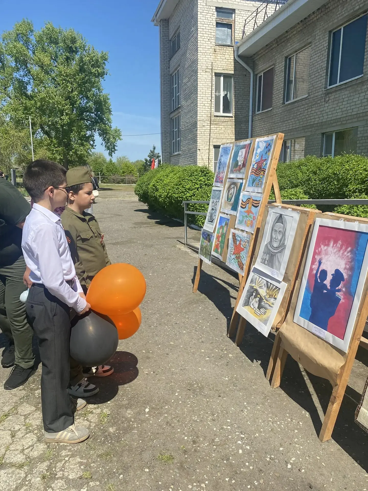 В День Победы на площади  ДК села Чернолесского прошла традиционная выставка детских ра...