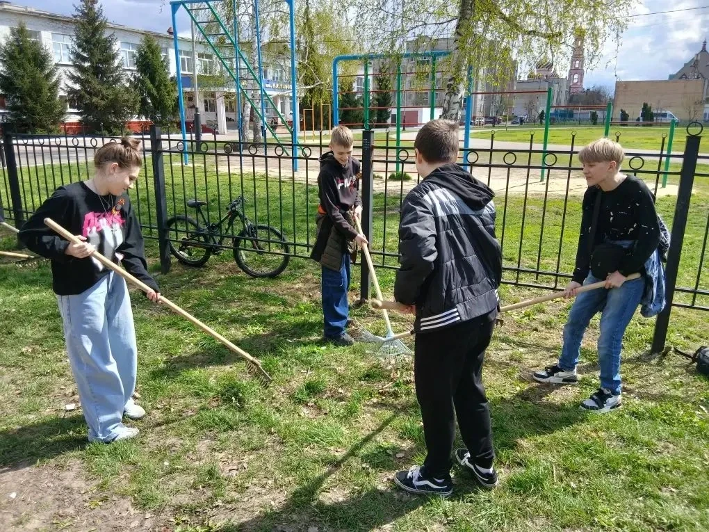 🧹 ПО ТРАДИЦИИ – К ЧИСТОТЕ! 🧹  В рамках месячника по благоустройству наши учащиеся и педагоги сегодня