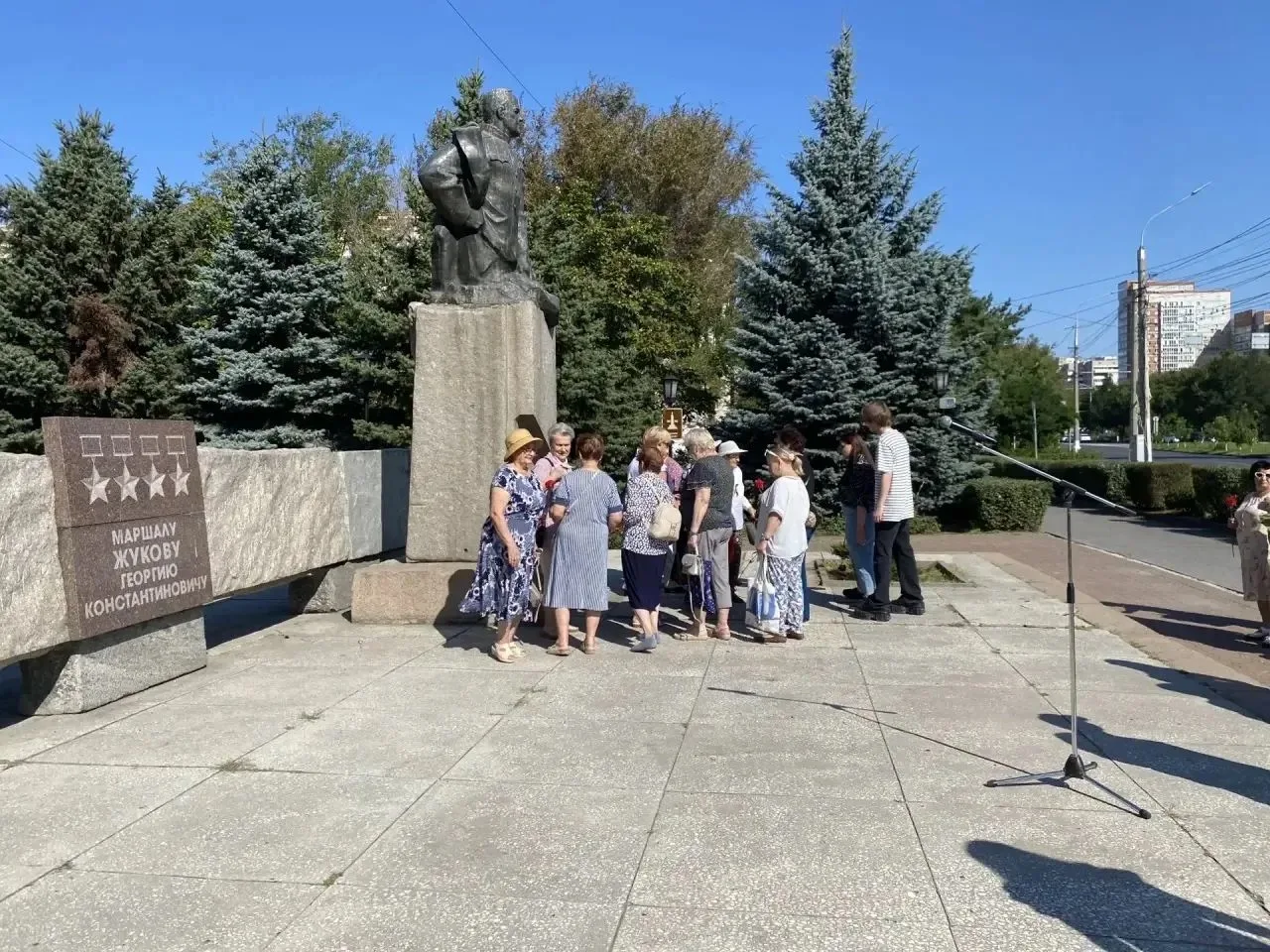 23 августа. Накануне этой скорбной даты мы собрались у памятника маршалу Жукову на мити...