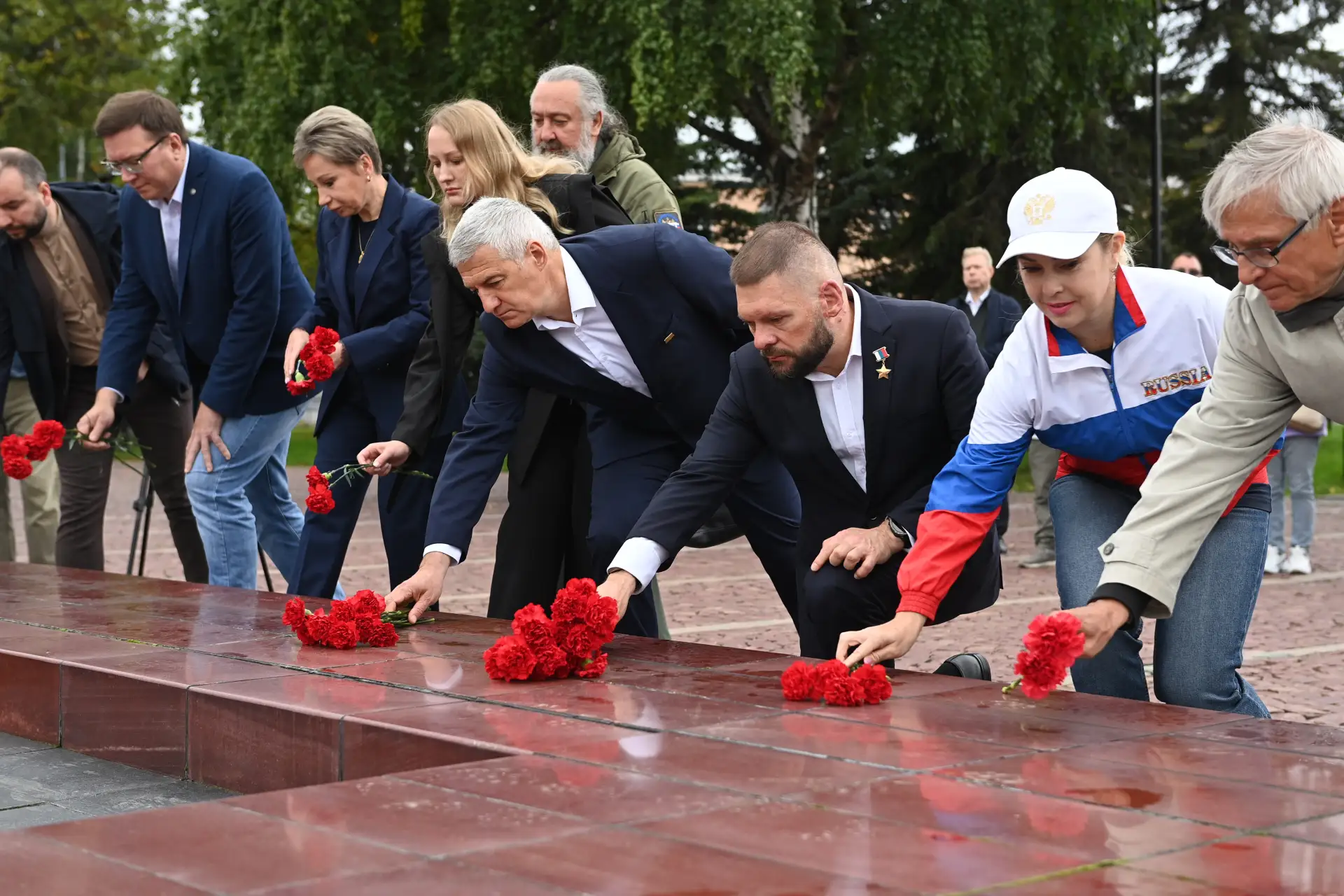 Сегодня вместе с Героем России Евгением Поддубным возложили цветы к Вечному огню.