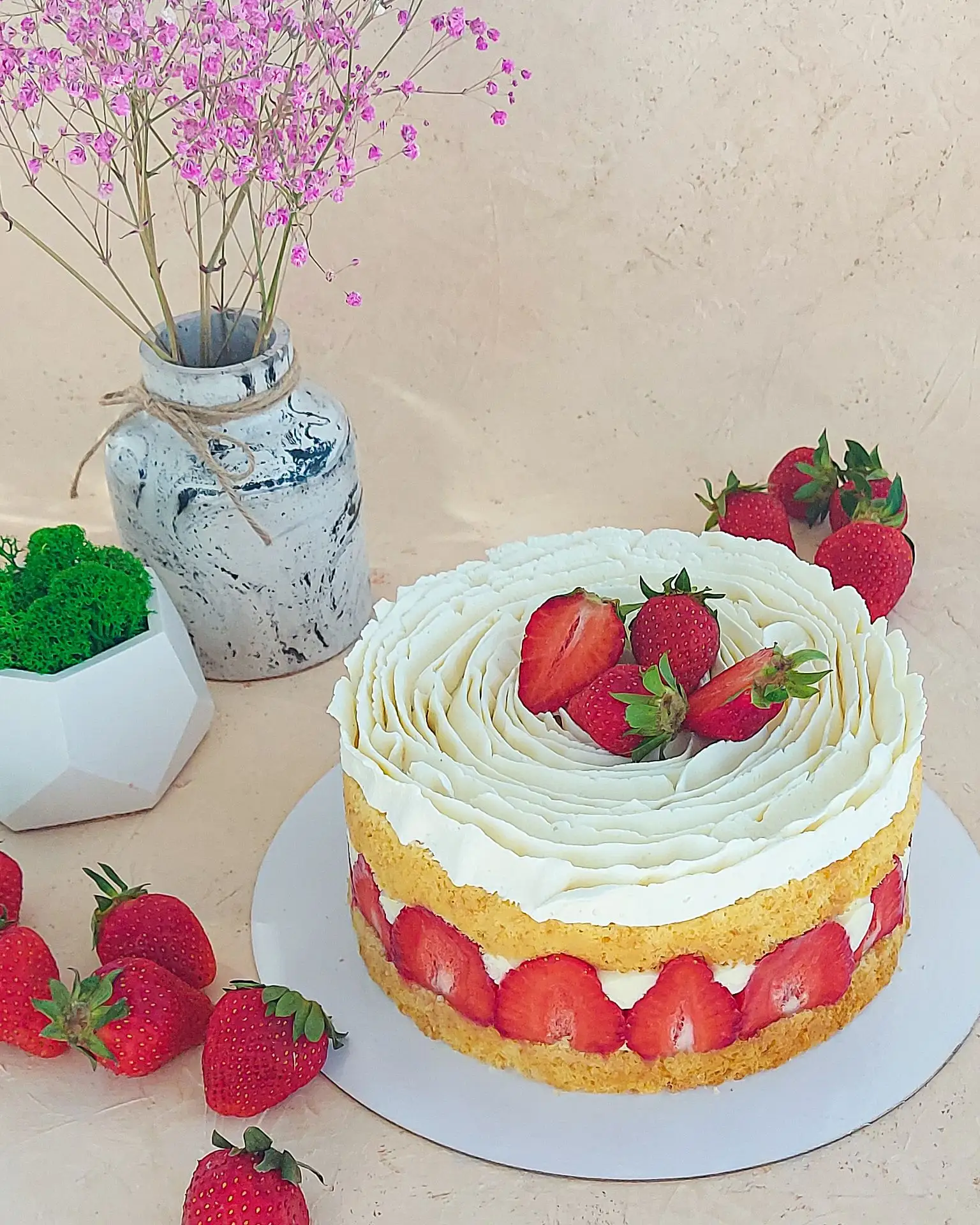 Неделя Фрезье🍓

Нежный торт со свежей клубникой 
1кг 3600р

✔️Ванильный бисквит 
✔️Сливочный заварн