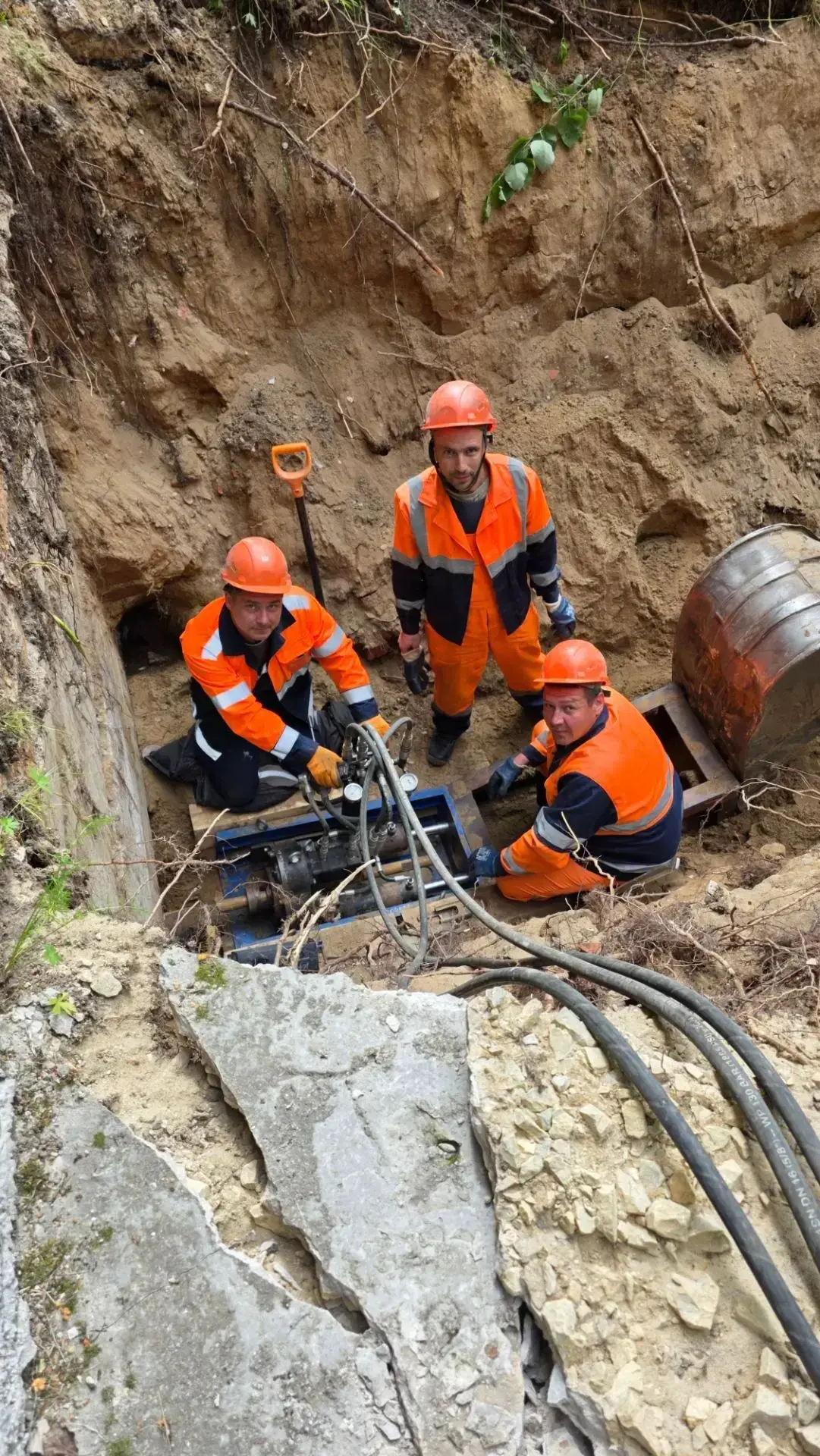 👷🏻В районе дома №11 по улице Гагарина пгт. Водный кипит работа. 
Специалисты МУП «Ухтаводоканал» в